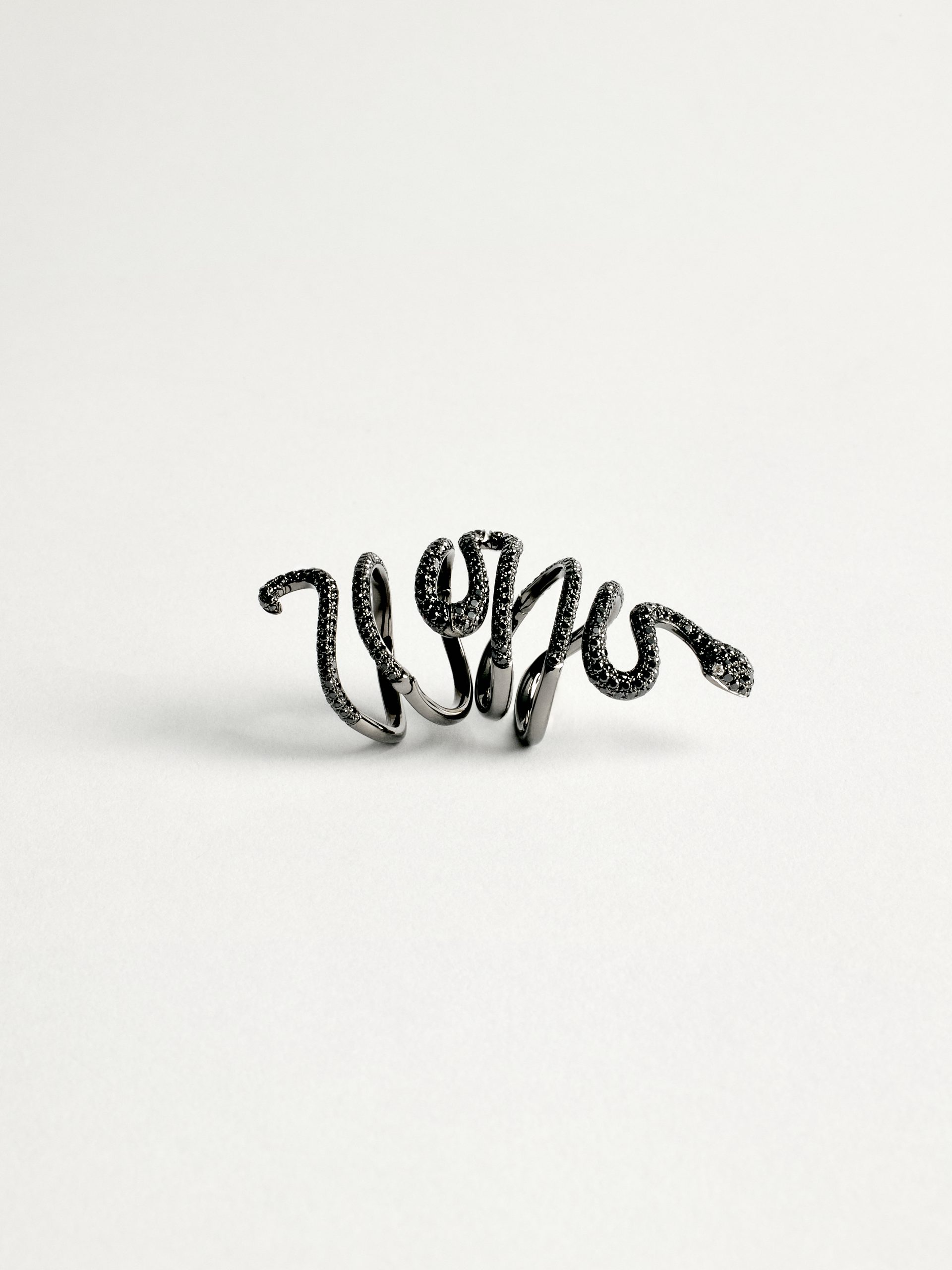 20240205_TheDrays_0379 Bague serpent diamant en or noir | The Drays