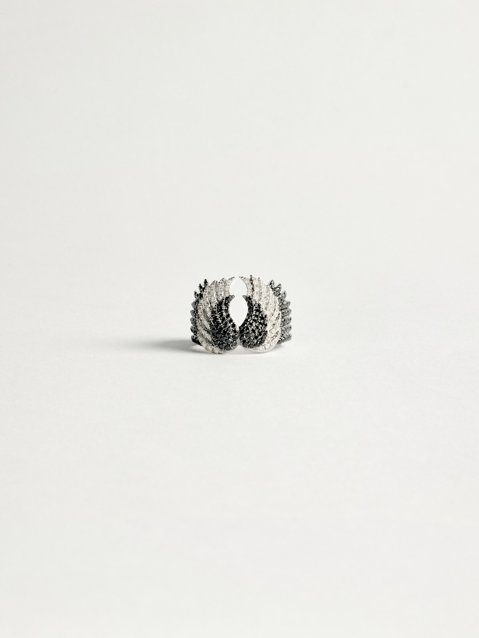 20240205_TheDrays_0477 Bague diamant en or blanc et noir ailes | The Drays