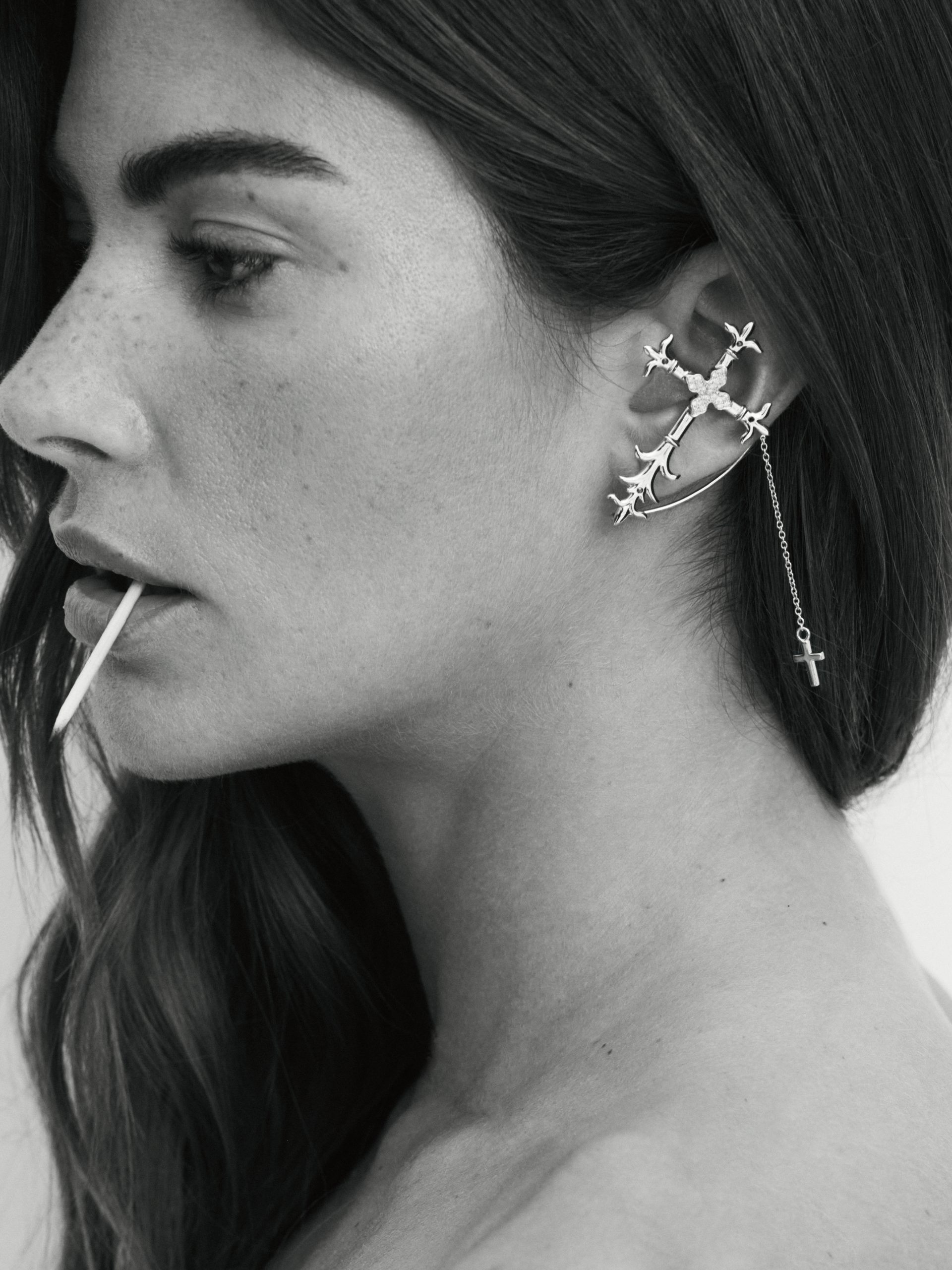 20240208_TheDrays_Clara_0316 Boucles d'oreilles diamant en or blanc croix sauvage - joaillerie | The Drays
