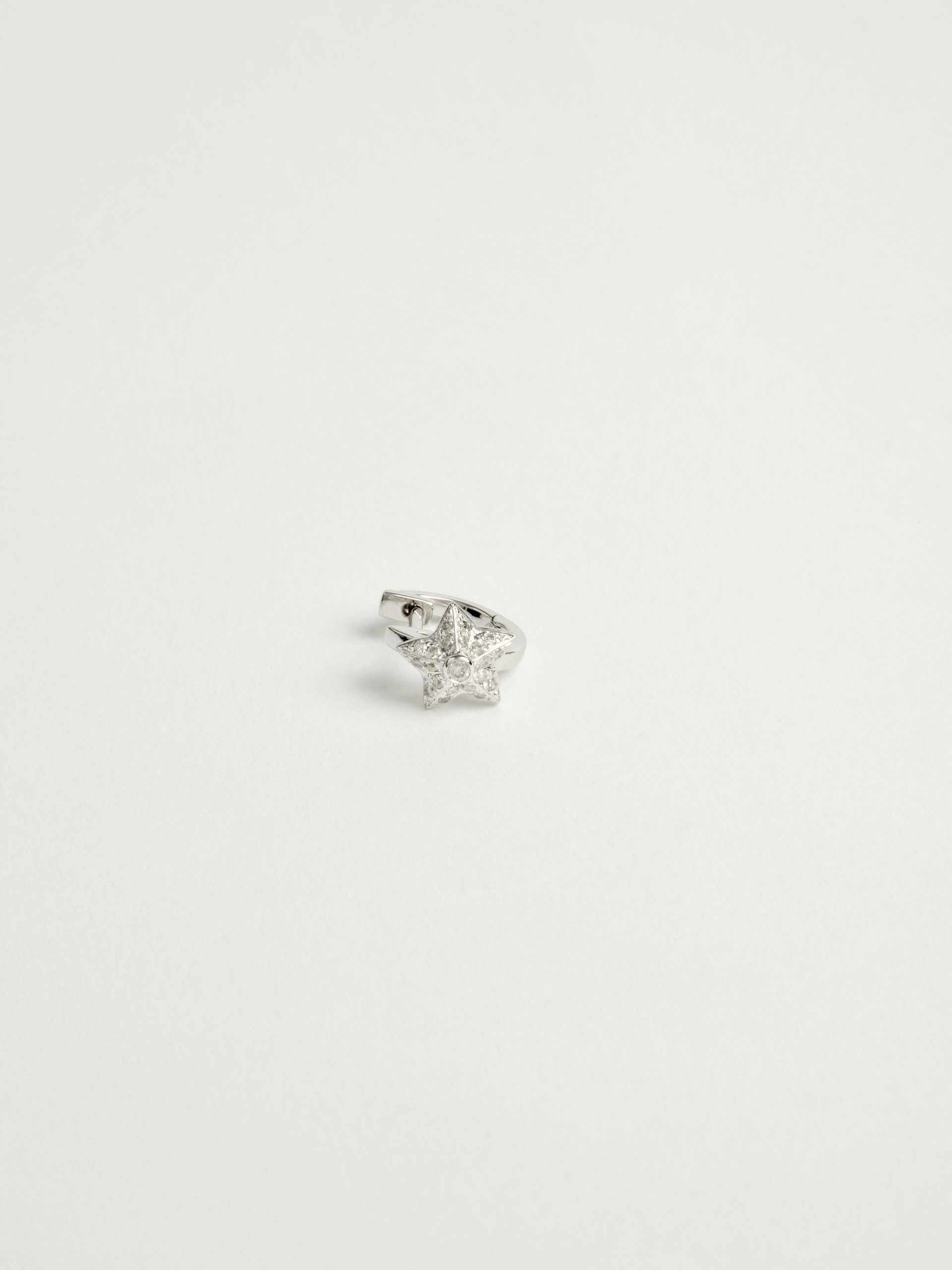 20240604_TheDrays30469 Boucle d'oreille diamant en or blanc étoile | The Drays