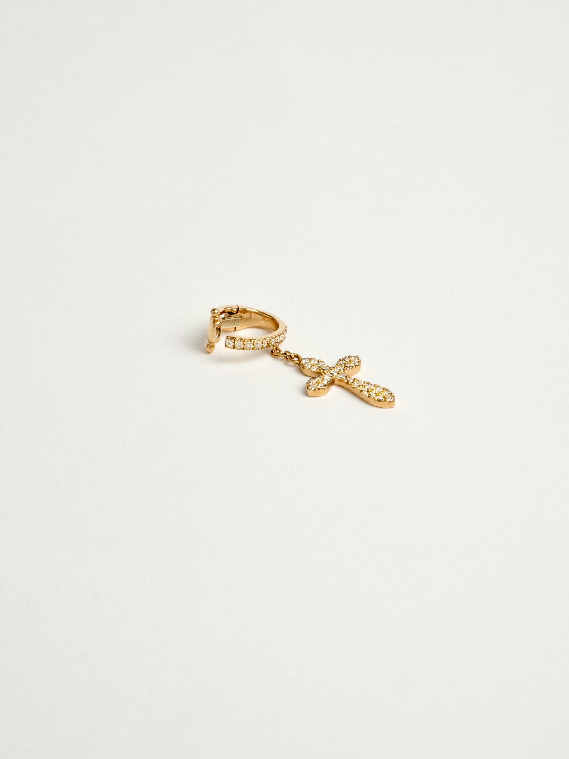 20240604_TheDrays30477 Boucles d'oreilles diamant en or jaune mini cartilage croix | The Drays