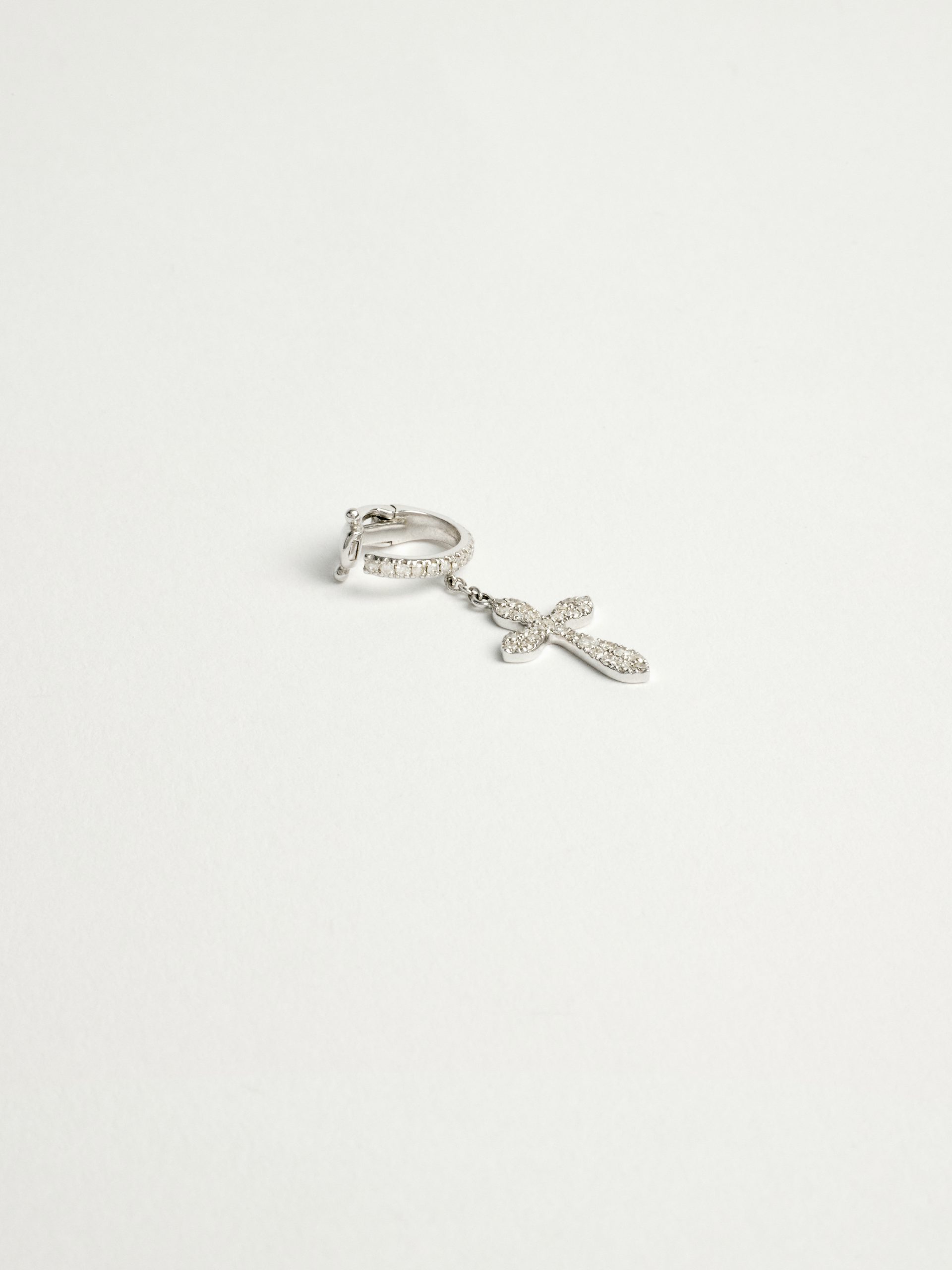 20240604_TheDrays30481 Boucles d'oreilles diamant en or blanc mini créole cartilage Croix | The Drays