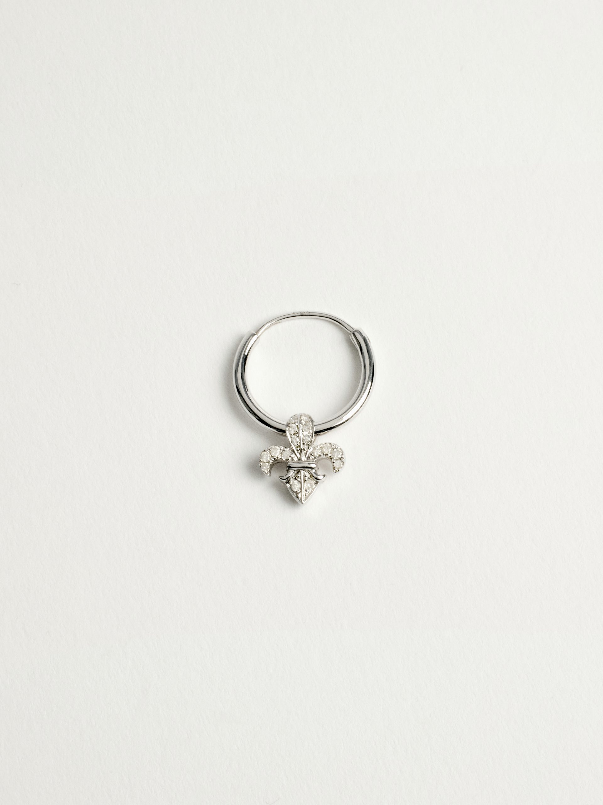 20240604_TheDrays30503 Boucles d'oreilles diamant et or blanc Fleur de Lys | The Drays