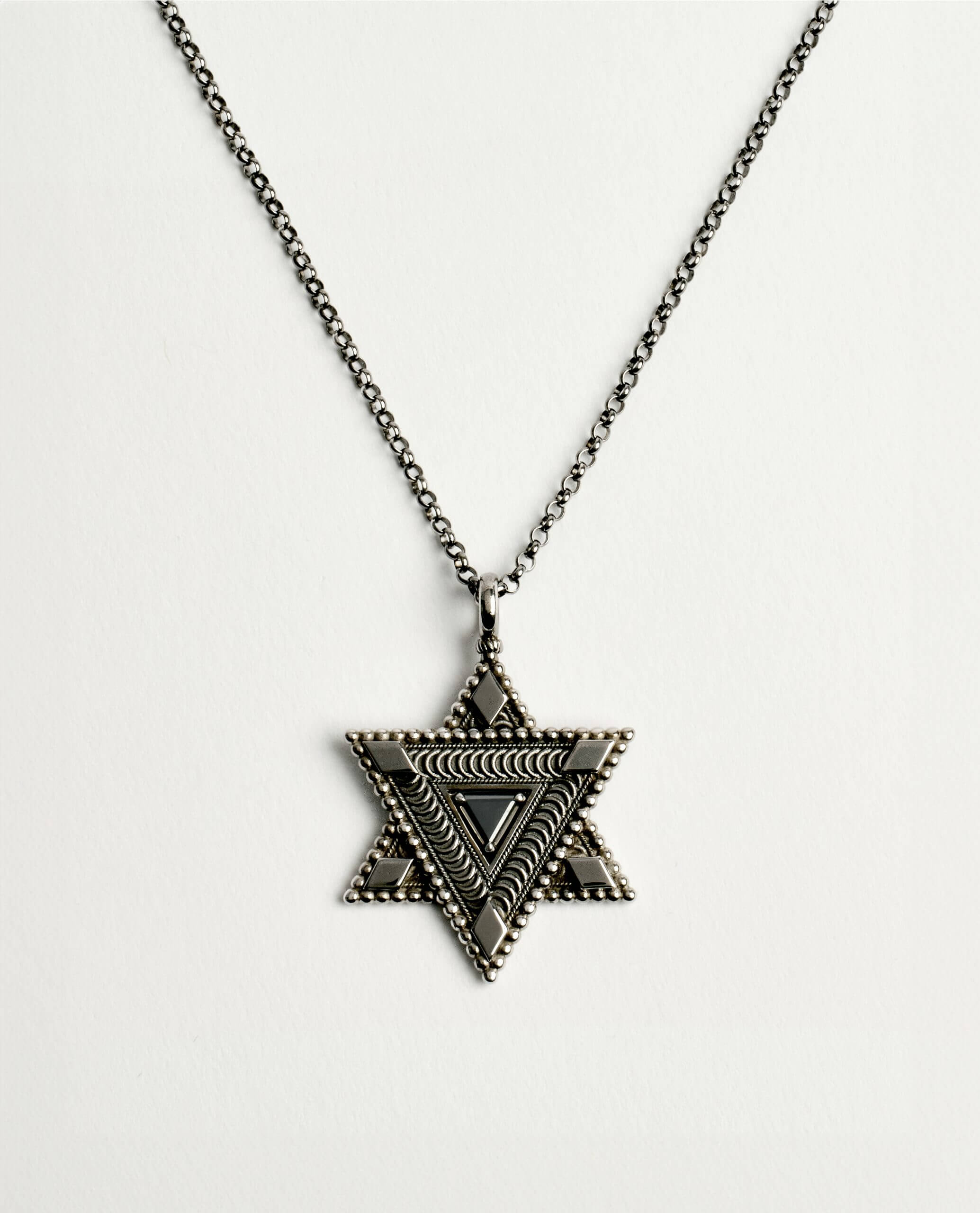 20240604_TheDrays30658 bis Pendentif en or noir avec diamant noir | The Drays